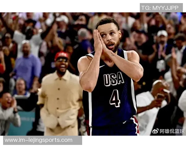 库里今日穿着科比9战靴展现低调风范灰白黑配色尽显简约风格